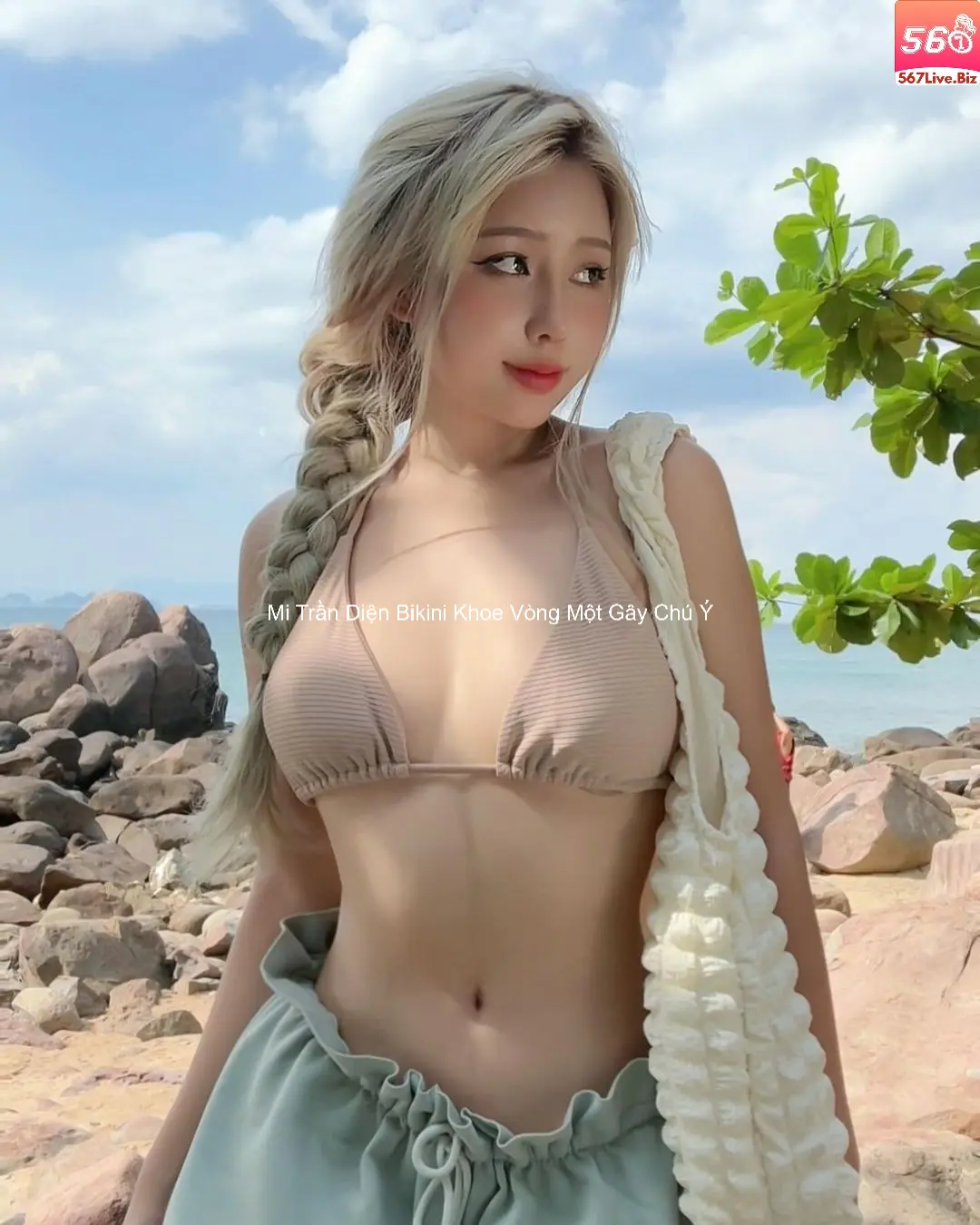 Mi Trần Diện Bikini Khoe Vòng Một Gây Chú Ý 1